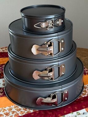 Wilton Springform Baking Cake Pans Set of 4 Round Metal EUC